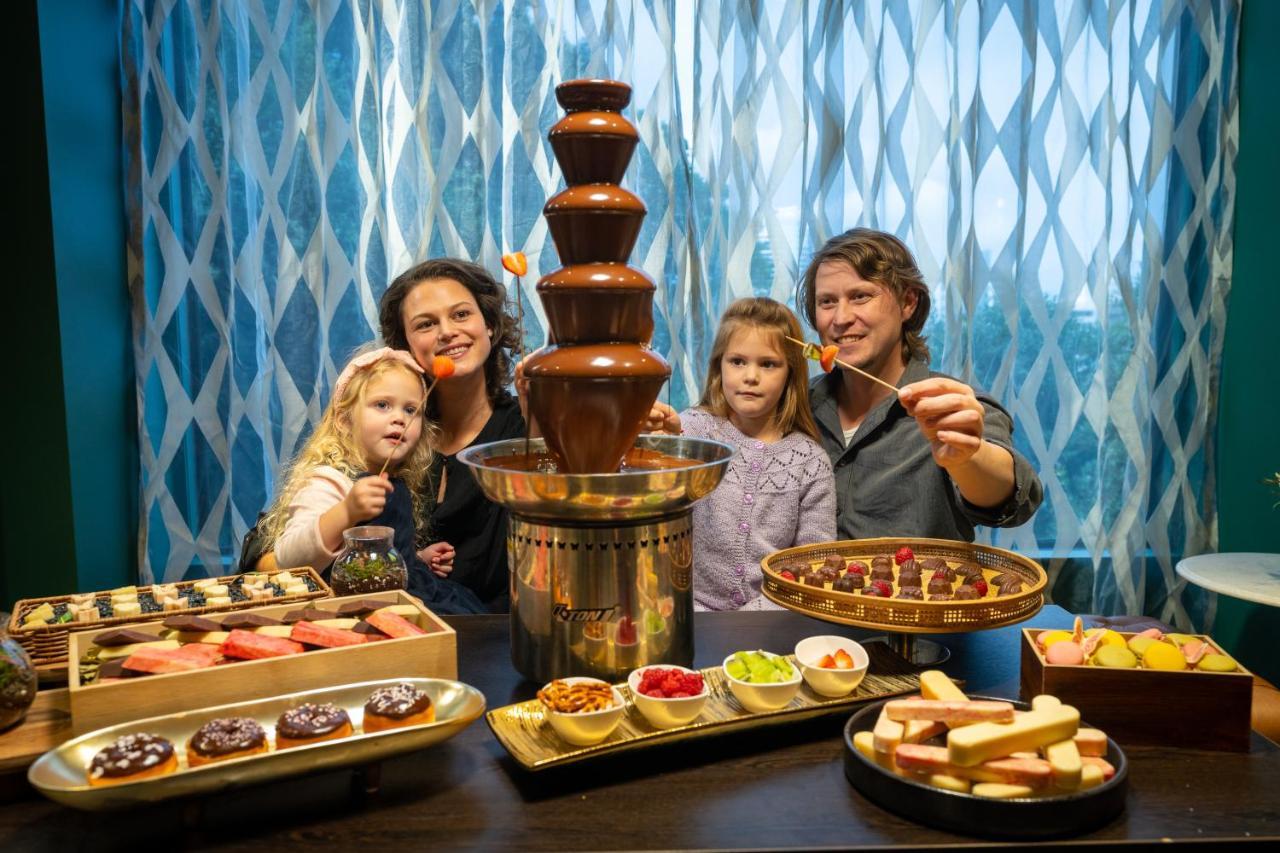 Moevenpick Hotel Веллінгтон Екстер'єр фото A chocolate fountain